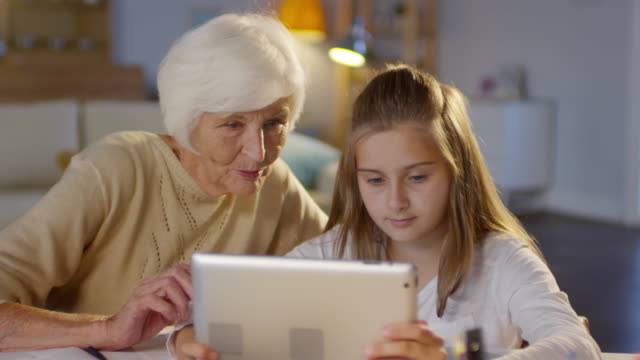Oma-junge-Enkelin-Digital-Tablette-mit