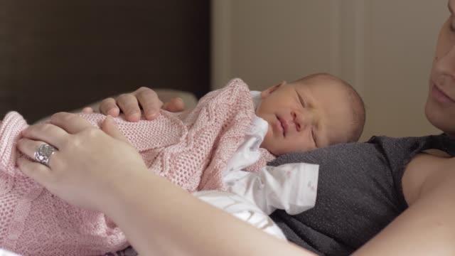 Neugeborene-schlafen-gut-auf-Mutter-Brust