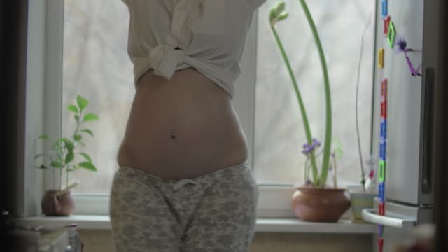 Happy-and-active-pregnant-woman-dancing-at-home
