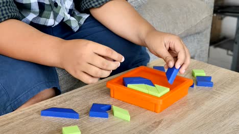 Junge-Rätsel-asiatische-Kinder-Puzzle-zu-lösen-auf-Schreibtisch-im-Zimmer.