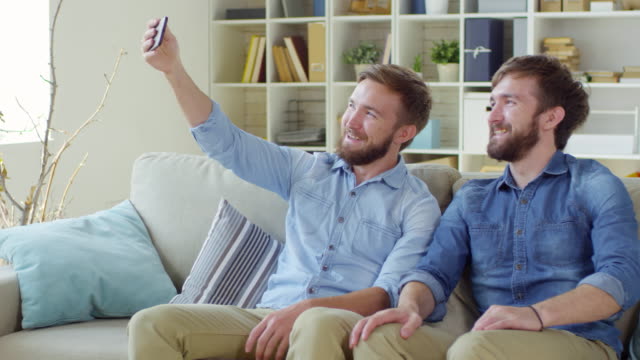 Zwillingsbrüder-nehmen-Selfie-auf-Smartphone