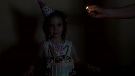 children's-birthday-party.-birthday-cake-for-little-birthday-girl.-family-celebration