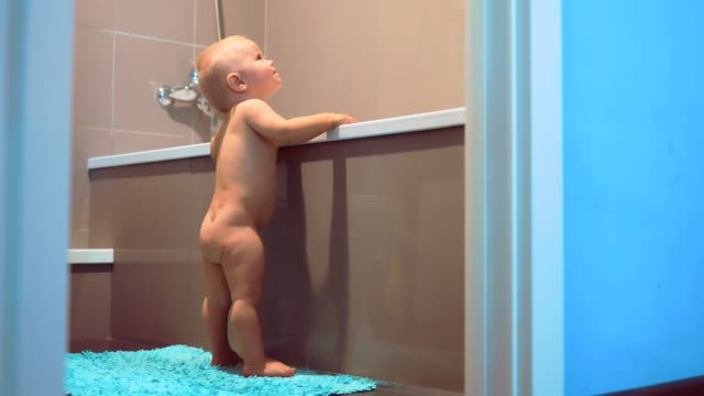 Nackte-Kind-steht-nackt-im-Badezimmer