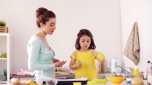 Mutter-und-Tochter,-die-Cupcakes-zu-Hause-kochen