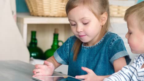 Caucásica-los-niños-y-niñas-aprender-a-usar-la-tableta