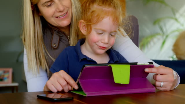 Mutter-und-Sohn-mit-digitalen-tablet-zu-Hause-4k