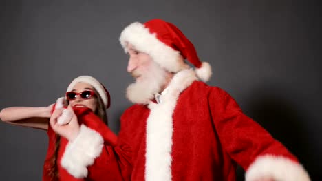 Weibliche-Santas-Helper-stiehlt-die-Tasche