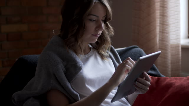Pregnant-woman-using-digital-tablet