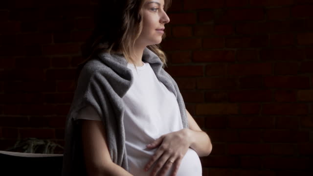 Schwangeren-Bauch-streicheln