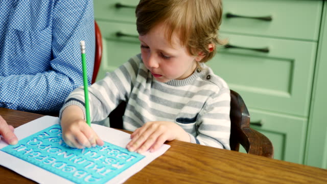 Padre-hijo-de-enseñanza-cómo-escribir-usando-la-plantilla