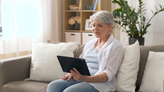ältere-Frau,-die-video-Chat-auf-TabletPC