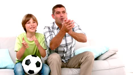 In-Zeitlupe-glückliche-Vater-und-Sohn-Fußball-zu