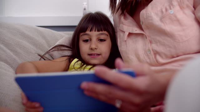 Mutter-und-Tochter-mit-digitalen-tablet-zusammen