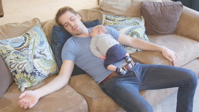 Vater-und-Sohn-auf-dem-Sofa-Schlafen-Neugeborene