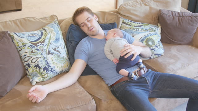 Vater-und-Sohn-auf-dem-Sofa-Schlafen-Neugeborene
