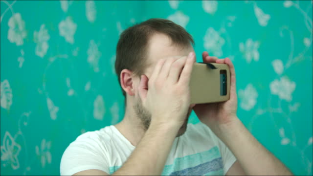 Überrascht-Mann-in-virtuellen-Realität-Gläser