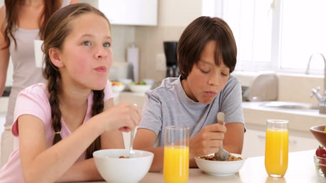 Brother-and-sister-eating-cereal-together
