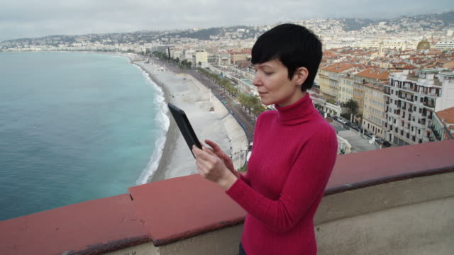 Frau-benutzt-Touchscreen-tablet-in-der-mediterranen-Stadt