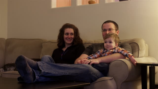Eine-Familie-auf-der-Couch-sitzen,-gemeinsam-Fernsehen