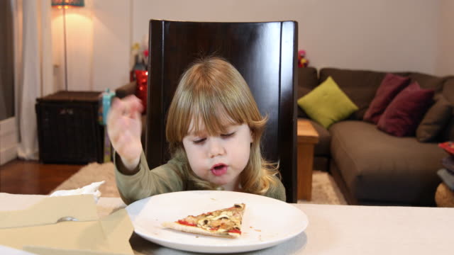 niño-no-le-gusta-la-pizza-pero-juega-con-ella