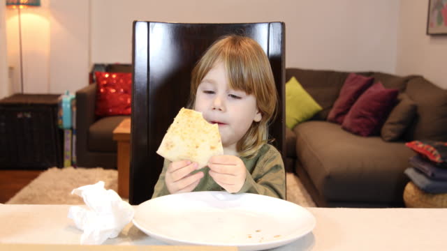 kleines-Kind-Pizza-Essen-und-singen-zu-Hause