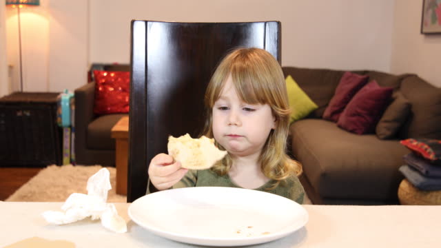 kleines-Kind-essen-Pizza-zu-Hause