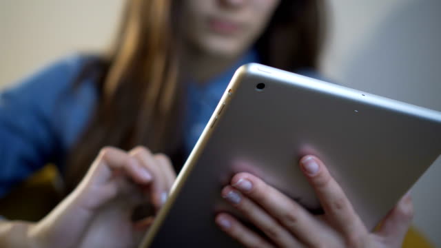 Frau-mit-Tablet-Computer-Touchscreen-im-Café.-Close-up.