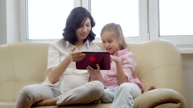 Mutter-und-Tochter-mit-Tablet-Computer.