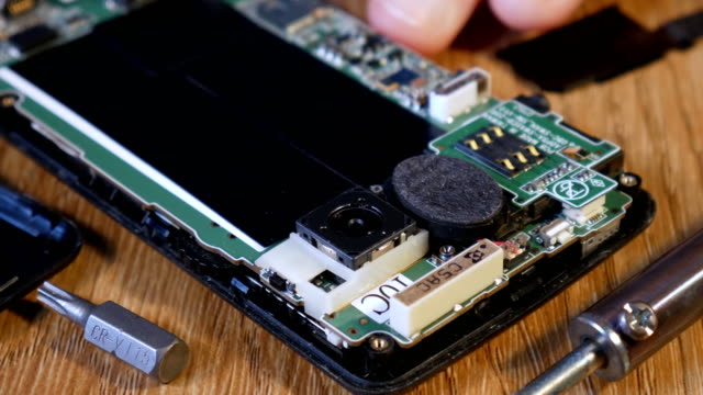 Opening-smartphone-repair