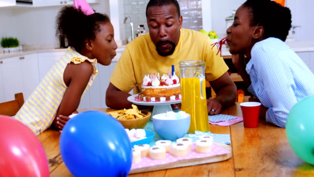 Familia-celebrando-un-cumpleaños-en-cocina-en-casa