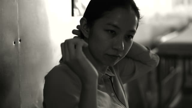 Mujer-asiática-sentado-solo-en-el-hospital.-Preocupado-y-ansioso-de-pensar-malas-noticias-4K
