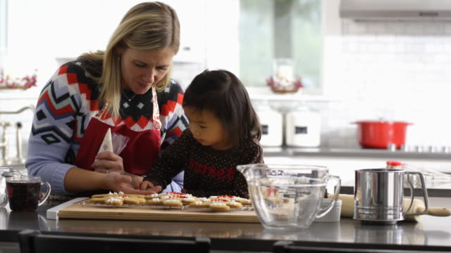 Mother-and-daughter-frosting-cookies