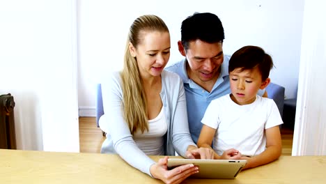 Familia-feliz-con-tableta-digital-en-sala-de-estar