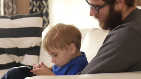 Vater-und-Sohn-mit-Smartphone-zusammen