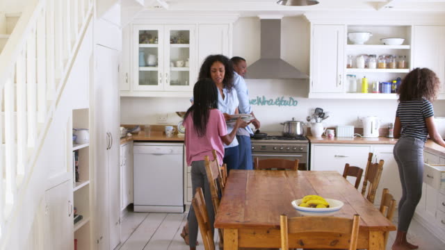 Familie-mit-Kindern-im-Teenageralter-Verlegung-Tabelle-für-Essen-In-der-Küche