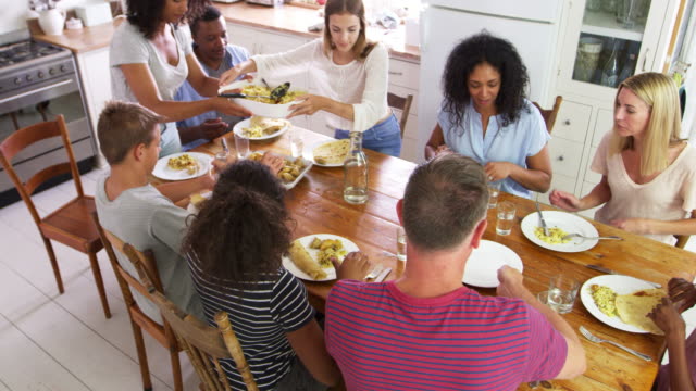 Zwei-Familien-mit-Kindern-im-Teenageralter-Mahlzeit-In-der-Küche