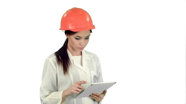 Ingenieurin-im-Helm-mit-Tablet-Computer-auf-weißem-Hintergrund