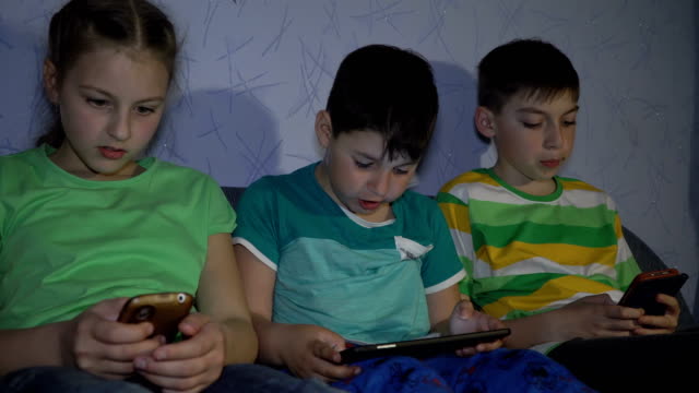 Jungen-und-Mädchen-spielen-in-der-Tablette