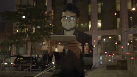 Junge-asiatische-Mann-mit-Tablet-im-urbanen-Umfeld.-Globale-Kommunikation,-Digitaltechnik,-modernen-Lebensstil-symbolisiert