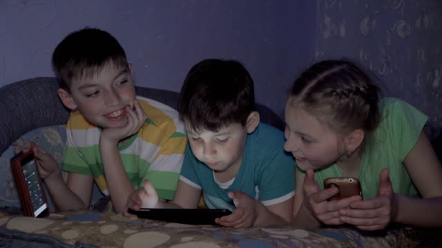Kids-playing-in-the-tablet