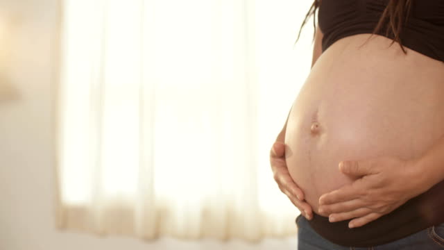 Schwangere-Frau-hält-ihr-Bauch