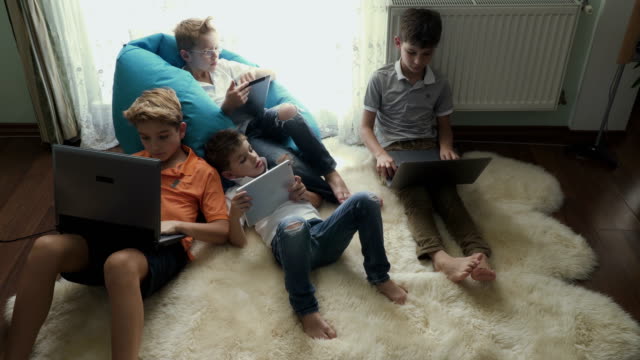 Familie-von-Brüdern-verwendet-elektronische-Geräte-zu-Hause