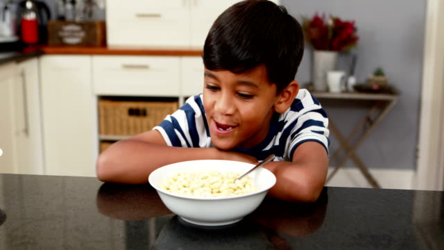Niño-desayunando-en-la-cocina-4k