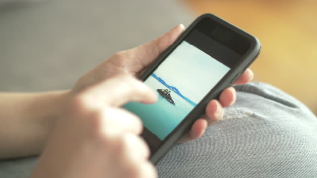 Nahaufnahme-von-Frau-Strandbilder-auf-Smartphone-Surfen