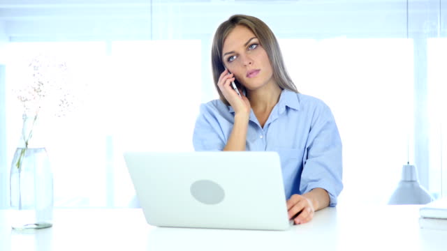 Mujer-hablando-por-teléfono-en-el-trabajo-con-el-cliente,-negocio