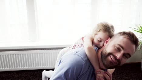 Kleines-Mädchen-umarmen-Ihr-Vater