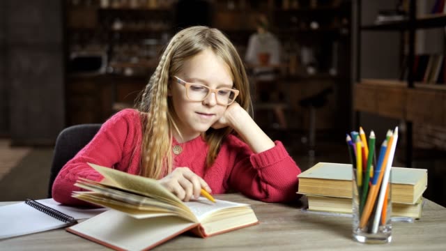 Kluge-Mädchen-Hausaufgaben-für-die-Mittelschule