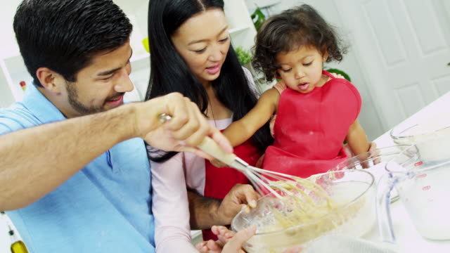 Chino-asiático-padres-pre-escuela-hija-cocina-para-hornear