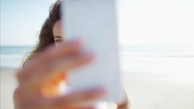Mensajes-de-texto-mujer-afroamericana-con-teléfono-inteligente