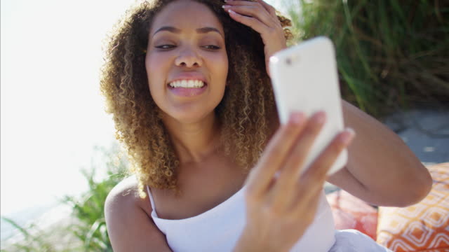 Plus-Größe-afroamerikanische-Frau-mit-Smartphone